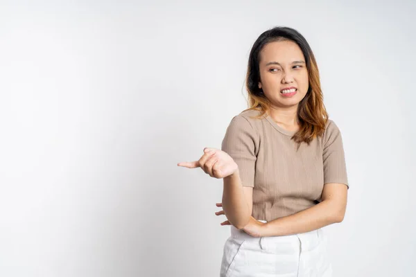 Cínico asiático mujer expresión mientras de pie sobre aislado fondo —  Fotos de Stock