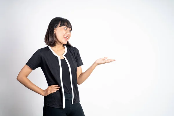 Aziatisch meisje met de hand gebaar presenteren iets op geïsoleerde — Stockfoto