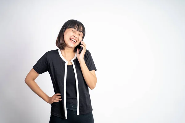 Kvinna ringer ett samtal med hjälp av en mobiltelefon på isolerad bakgrund — Stockfoto