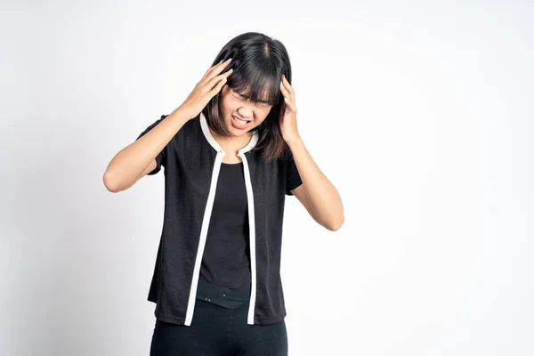 Frustrado asiático jovem mulher segurando cabeça com dor de cabeça — Fotografia de Stock