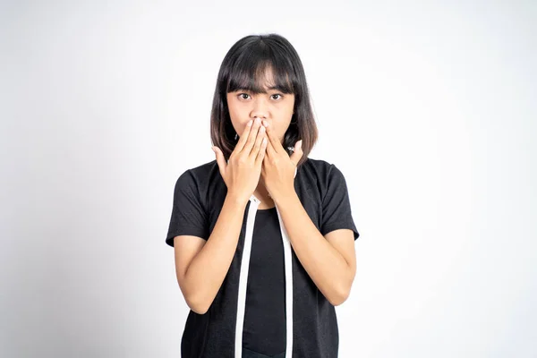 Retrato de mulher asiática cobrindo sua boca com as mãos — Fotografia de Stock