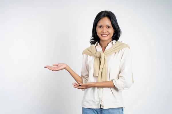 Asiático chica con la mano gesto presentando algo en aislado —  Fotos de Stock