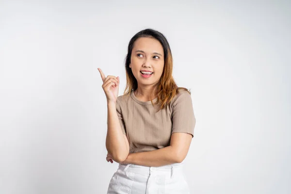 Frau mit erhobenem Zeigefinger auf isoliertem Hintergrund — Stockfoto