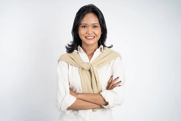 Asiático etnia hembra mirando cámara sonriendo con cruzado brazo —  Fotos de Stock