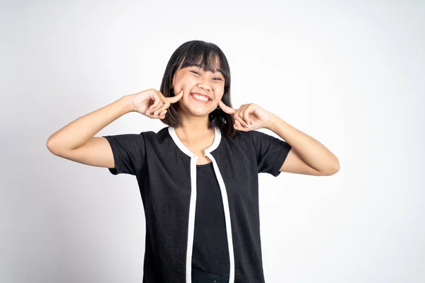 Азіатська етнічна жінка дивиться на камеру посміхається з веселим жестом — стокове фото