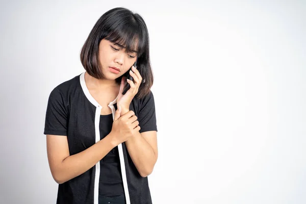 Mujer infeliz haciendo una llamada usando un teléfono inteligente — Foto de Stock