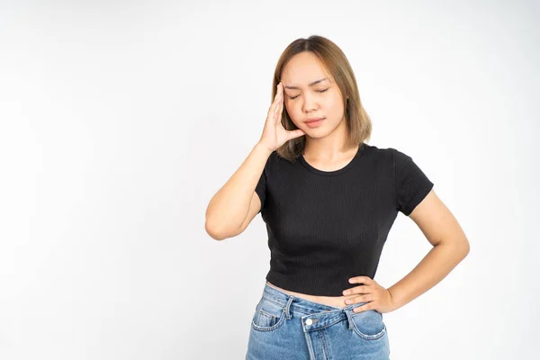 Разочарованная азиатская молодая женщина держит голову от головной боли — стоковое фото