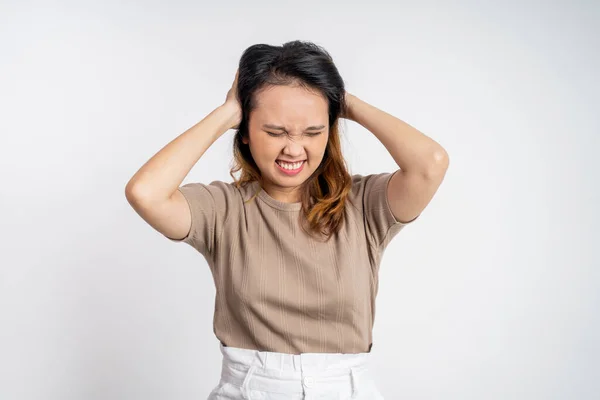 Frustrado asiático joven mujer sosteniendo la cabeza con dolor de cabeza —  Fotos de Stock