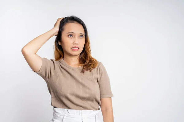 Frustrerad asiatisk ung kvinna håller huvudet med huvudvärk — Stockfoto