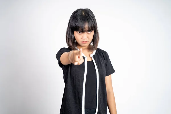 Сердита азіатська жінка з пальцем, що вказує на камеру — стокове фото