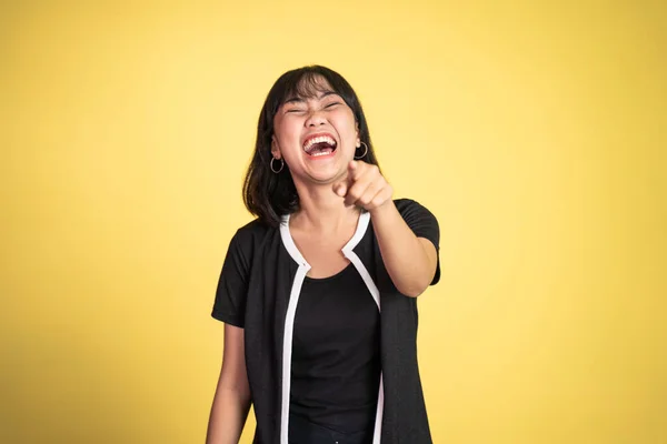 Γυναίκα με το δάχτυλο στραμμένο σε frong και γελώντας σε κάτι — Φωτογραφία Αρχείου
