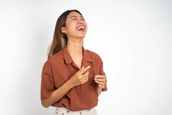 Vzrušená krásná žena pocit radosti smích na izolovaném pozadí — Stock fotografie