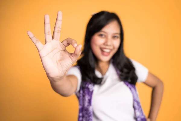Frau lächelt mit okay Handbewegung auf isoliertem Hintergrund — Stockfoto