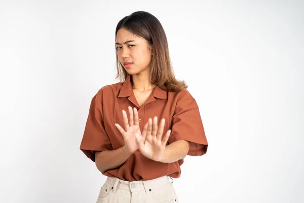Žena odmítá oběma dlaněmi gesto přes izolované pozadí — Stock fotografie