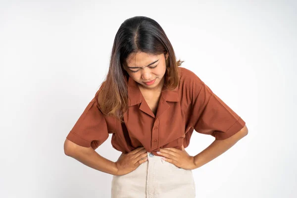 Žena, která má menstruaci, drží žaludek v bolestech — Stock fotografie