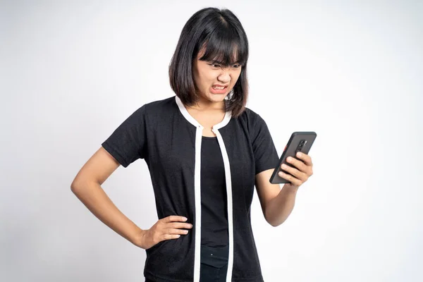 Šílený asijské mladý žena zatímco pomocí mobilního telefonu — Stock fotografie