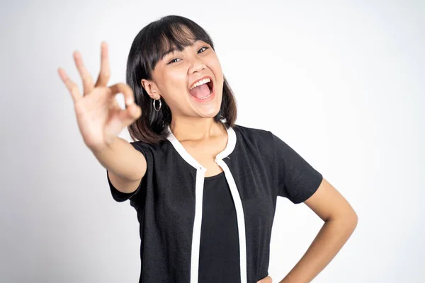 Mujer sonriendo con gesto de mano bien sobre fondo aislado — Foto de Stock