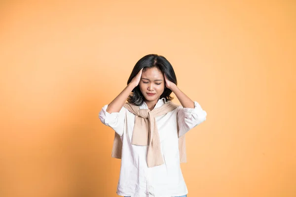 Frustrado asiático jovem mulher segurando cabeça com dor de cabeça — Fotografia de Stock