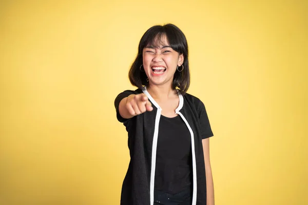 Woman with finger pointing at frong and laughing at something — Foto Stock
