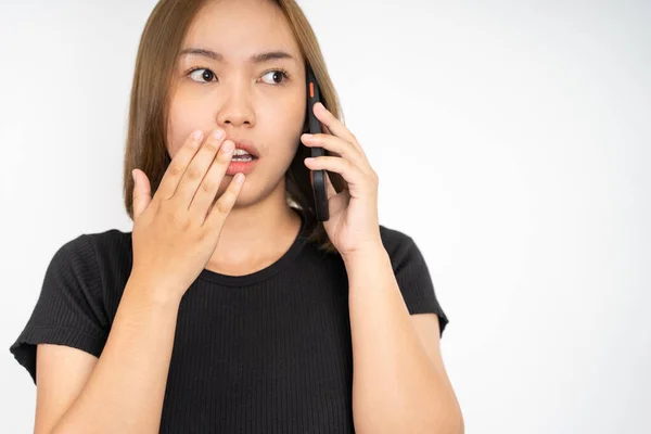 Scioccato asiatico donna fare una chiamata utilizzando un cellulare — Foto Stock