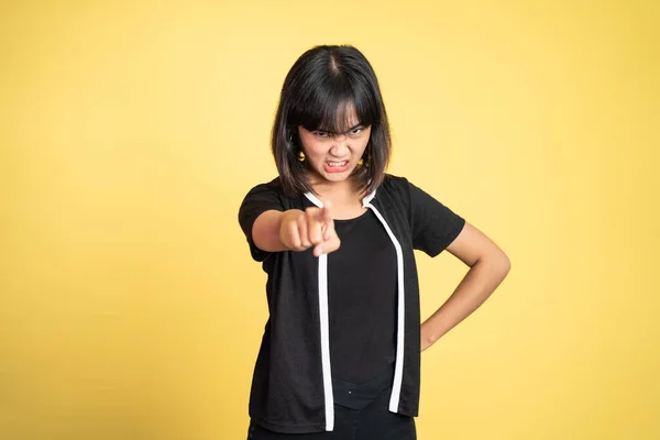 カメラを指差して怒ったアジア系女性 — ストック写真