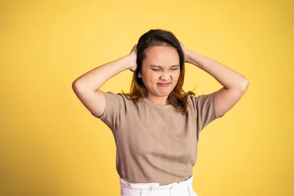 Gefrustreerde aziatische jonge vrouw houden hoofd met hoofdpijn — Stockfoto