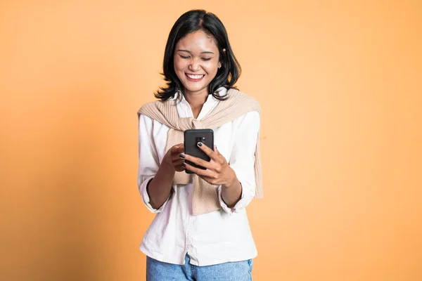 Woman using smart phone browsing on social media — Stockfoto