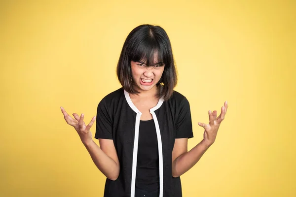 Wütende asiatische Frau schreit und schreit isoliert — Stockfoto