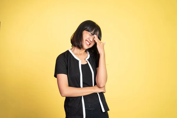Frustrerad asiatisk ung kvinna håller huvudet med huvudvärk — Stockfoto