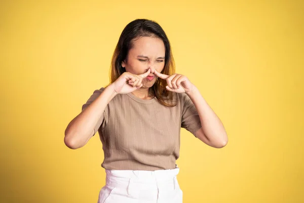 Frau deckt Nase bei üblem Geruch mit Finger ab — Stockfoto