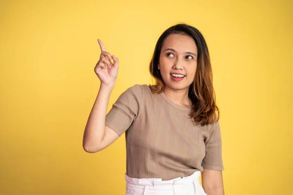 Woman with finger pointing up hand gesture on isolated background — ストック写真