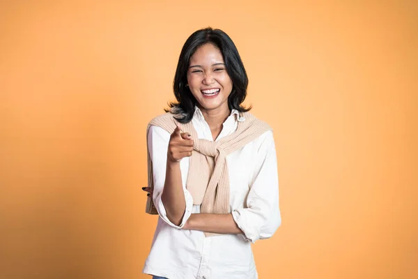 Woman with finger pointing at frong and laughing at something — Stock fotografie