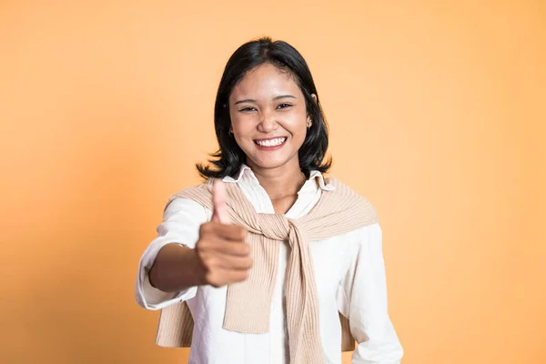 Woman stand with thumbs up on isolated background — Foto Stock