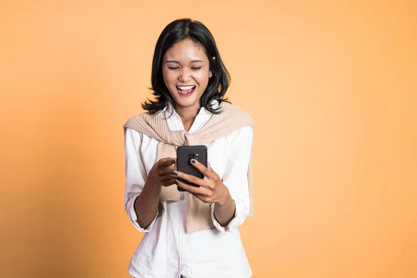 Vrouw met behulp van smart phone browsen op sociale media — Stockfoto