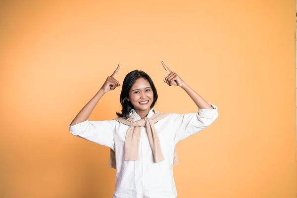Frau mit erhobenem Zeigefinger auf isoliertem Hintergrund — Stockfoto