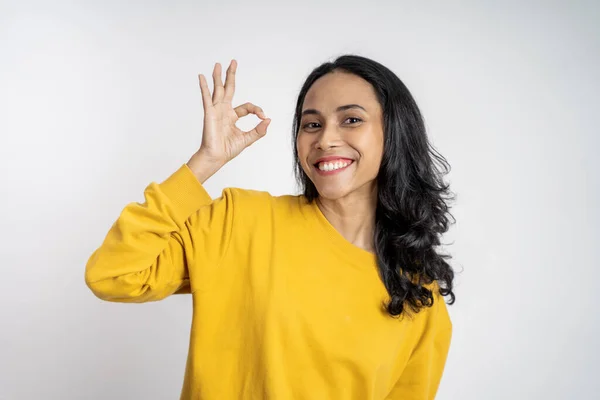 Frau lächelt mit okay Handbewegung auf isoliertem Hintergrund — Stockfoto