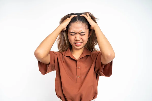 Frustrado asiático joven mujer sosteniendo la cabeza con dolor de cabeza —  Fotos de Stock