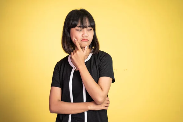 Mooie vrouw op geïsoleerde achtergrond met doordachte uitdrukking — Stockfoto