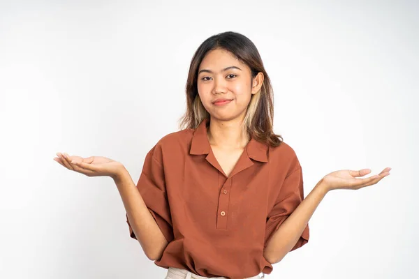 Asiatisk kvinna öppnar två handflator känner sig osäker — Stockfoto