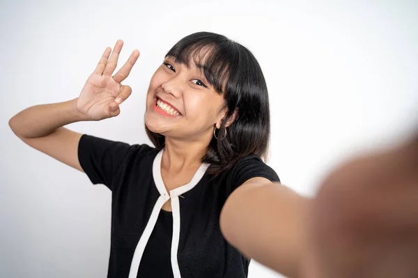 Mulher tomar uma selfie com ok mãos gesto em isolado — Fotografia de Stock