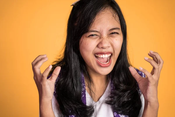 Boos aziatische vrouw schreeuwen en schreeuwen geïsoleerd — Stockfoto