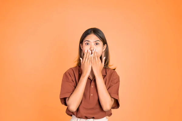 Portret azjatki zakrywającej usta dłońmi — Zdjęcie stockowe