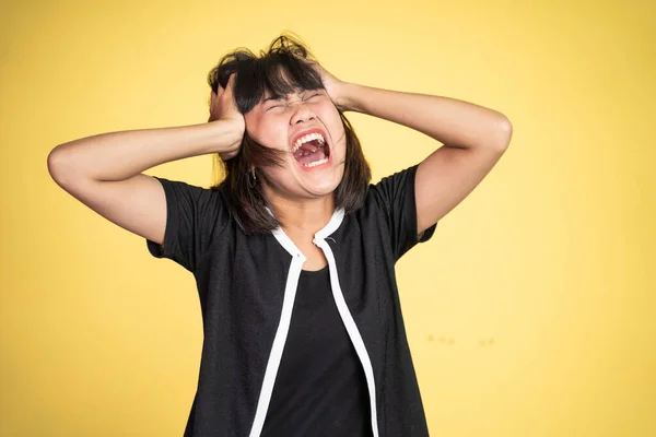 Frustré asiatique jeune femme tenant tête avec maux de tête — Photo
