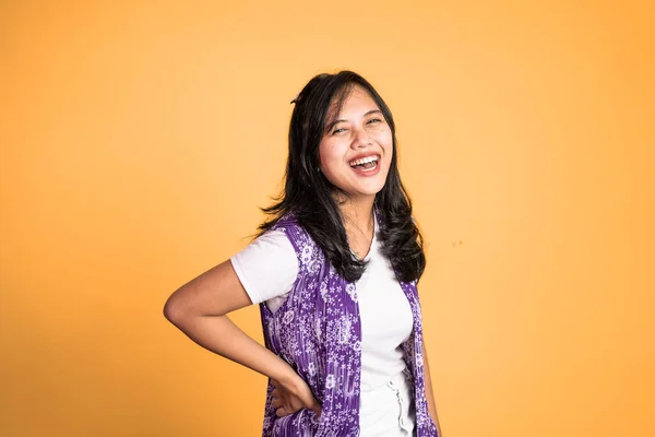 Азіатська етнічна жінка дивиться на камеру посміхається з веселим жестом — стокове фото