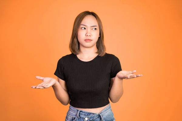 Asian woman opening two palms feeling uncertain — Stock fotografie