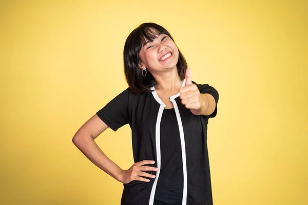 Vrouw staan met duimen omhoog op geïsoleerde achtergrond — Stockfoto