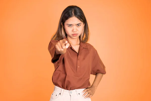 Arg asiatisk kvinna med fingret pekande på kameran — Stockfoto