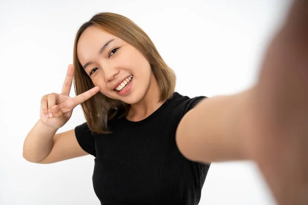 Jovem selfie mulher usando câmera do telefone móvel com sinal v — Fotografia de Stock