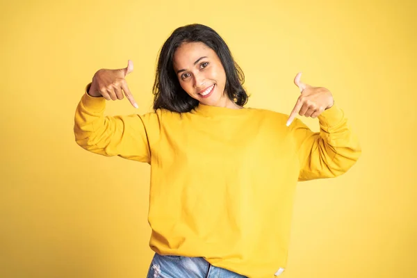 Woman with finger pointing down hand gesture on isolated — Stockfoto