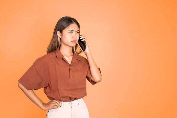 Nieszczęśliwa kobieta dzwoniąca za pomocą smartfona — Zdjęcie stockowe